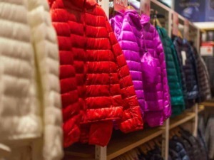Giacca trapuntata colorata esposta in negozio, disponibili vari colori vivaci per la stagione invernale.