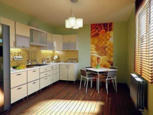 Luminosa cucina moderna con frigorifero, piano cottura, tavolo e sedie, decorazioni colorate e illuminazione naturale attraverso le finestre con tende in legno.