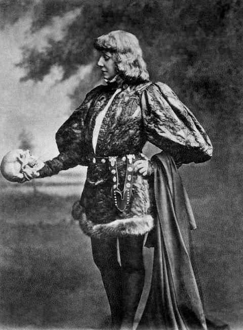 Anima storica in abiti d'epoca che tiene un teschio in mano, simbolo di meditazione e riflessione sulla vita e la morte. Fotografia in bianco e nero con ambientazione drammatica e atmosfera intensa.