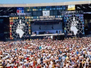 Vita di un concerto live all'aperto con un grande pubblico presente al Wembley Stadium durante il Live Aid del 13 luglio 1985 per la beneficenza feed the world.