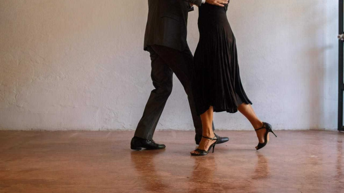 Liscio, tango o salsa, coppia di ballerini professionisti, scarpe da ballo eleganti, sala da ballo con pavimento in legno, attività di danzoterapia.