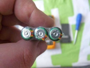 1. Batterie AAA con segni di corrosione, strumenti di test e strumenti tecnologici da laboratorio, in un ambiente di lavoro o laboratorio scientifico.