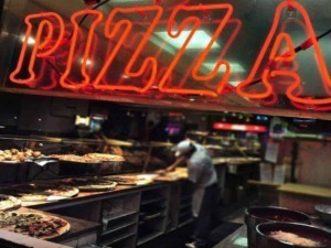 Pizza fresca e deliziosa preparata in pizzeria con forni professionali, atmosfera vivace e servizio rapido. Perfetta per gli amanti della cucina italiana autentica.