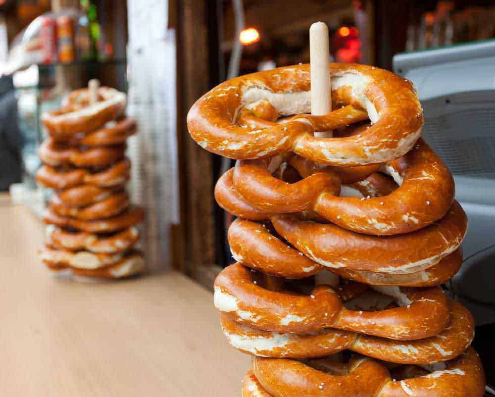 Bancarelle di un mercatino di Natale con dolci e vin brulé