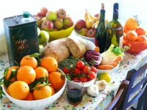 Tavola con frutta, verdura, pane, olio e vino della dieta mediterranea