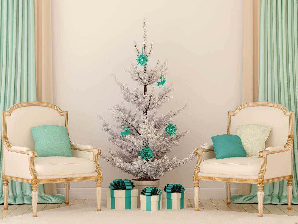 I colori più belli per la tua casa, tendenze 2023 3 Albero di Natale artificiale bianco decorato con palline e fiocchi di neve blu, eleganti sedie con cuscini in zona soggiorno, atmosfera natalizia raffinata, decorazioni di festa con regali sotto l'albero.