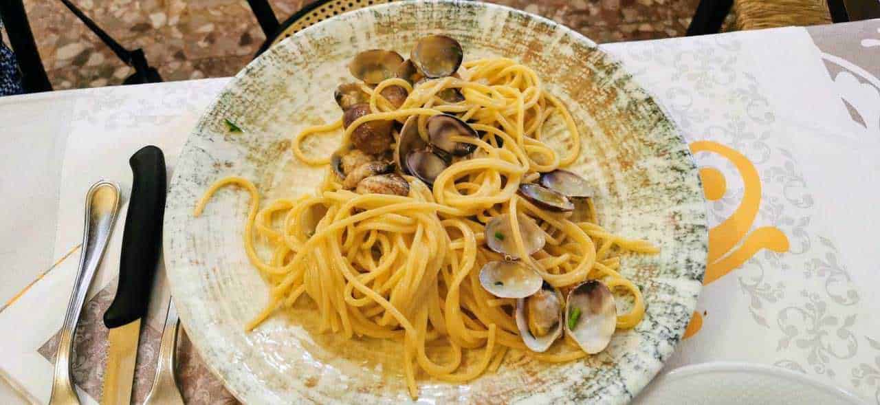 Spaghetti alle vongole in padella, ricetta tradizionale italiana.