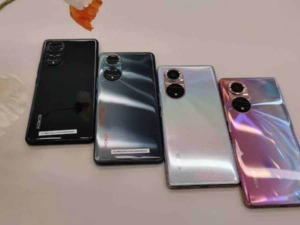 Eleganti smartphone Honor con design moderno e riflessi lucidi, perfetti per gli appassionati di tecnologia e fotografia, disponibili in diverse colorazioni.