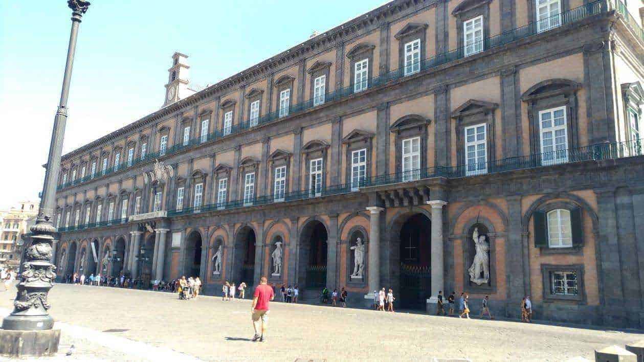 Palazzo reale di napoli in 2 ore: Palazzo Reale di Napoli, esempio di architettura storica e arte barocca, situato nel cuore della città, una delle principali attrazioni turistiche e culturali di Napoli.