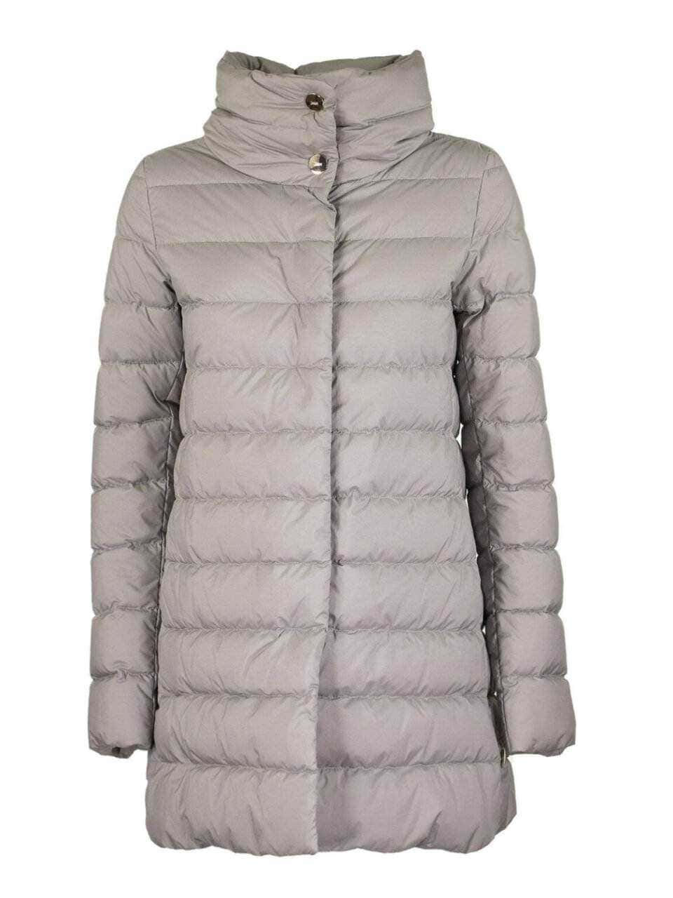 7 migliori piumini donna inverno 2023 trendy 4 Impunture leggero lunga giacca in piumino beige con collo alto e bottoni frontali, ideale per inverno e freddo. Perfetta per stile casual e comfort in ogni occasione fredda.