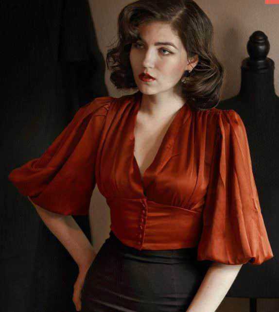 Elegante donna in  camicia rossa satinato con maniche a sbuffo