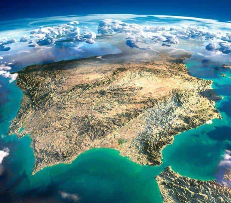 Tetto dell'Andalusia visto dall'orbita, in profondità natura e paesaggi spagnoli, con contrasto tra montagne, coste e oceano Atlante.