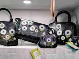 Borsa in ecopelle con fiori dipinti, accessori coordinati, stile elegante e artigianale, perfetti per la moda sostenibile e originale.