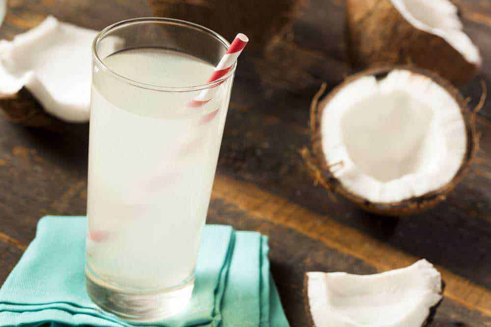 Acqua di cocco naturale 100% zero zuccheri, ideale per idratare e rimanere in salute con una bevanda fresca e salutare.