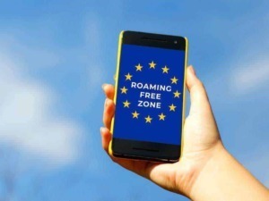 Zone di roaming gratuita in Europa visualizzata su smartphone, simbolo dell'Europa con le stelle e testo Roaming Free Zone.