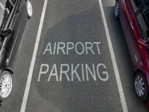 Auto in parcheggio dedicato all'aeroporto, spiacevole parcheggio in zona riservata. Parcheggi auto di varie tipologie e colori in un'area dedicata con segnaletica chiara.