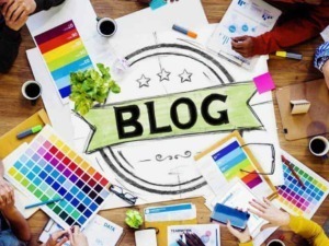 Palette di colori e strumenti di design per blog e creatività digitale, team di lavoro in riunione di brainstorming, idea di sviluppo contenuti e branding per blog di successo.