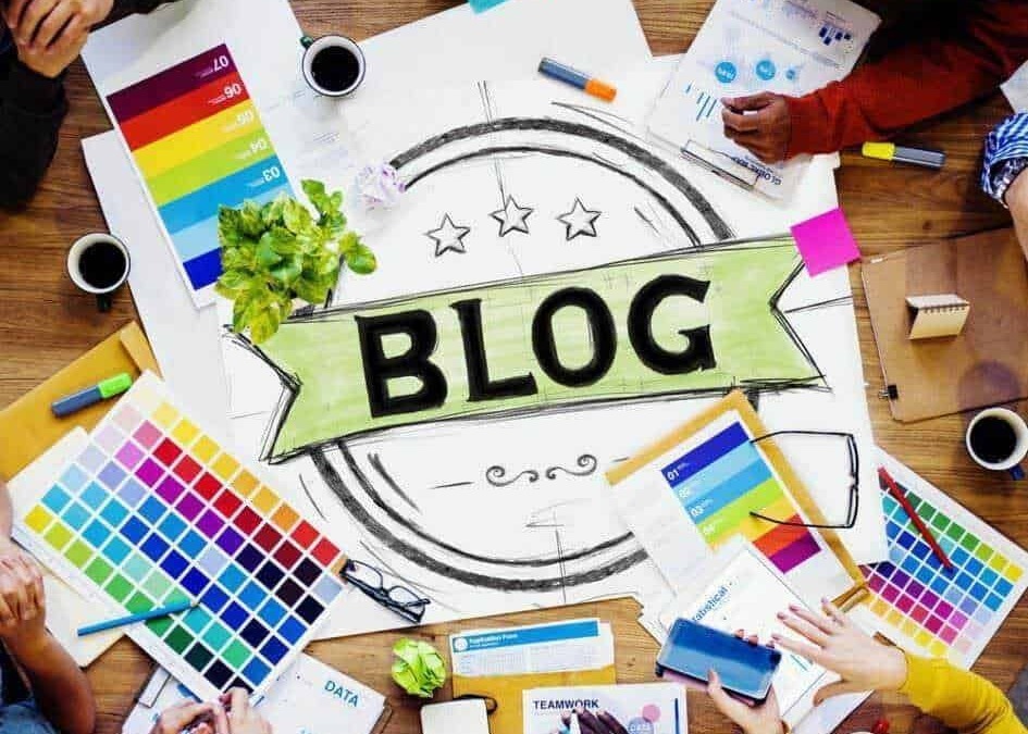 Palette di colori e strumenti di design per blog e creatività digitale, team di lavoro in riunione di brainstorming, idea di sviluppo contenuti e branding per blog di successo.