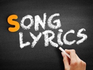 SLOGAN SUI TESTI DI CANTANTI, slogan motivazionali e lirici, idee di testi di canzoni pop, rock e rap, ispirazione per scrivere testi musicali efficaci e coinvolgenti.
