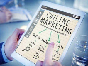 Ottimizzazione SEO per marketing online, contenuti, link building, e-commerce. Strategie di digital marketing, SEO, blog, vendite e pubblicità digitale illustrate su tablet.