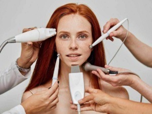 Algoritmo di analisi della pelle e trattamenti estetici con apparecchiature laser e radiofrequenza su giovane donna con pelle chiara e capelli rossi.