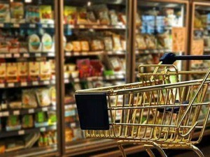 Carrello della spesa vuoto davanti allo scaffale dei generi alimentari nei supermercati, shopping e acquisti alimentari, shopping in store, supermercato, consumo alimentare, prodotti da supermercato.