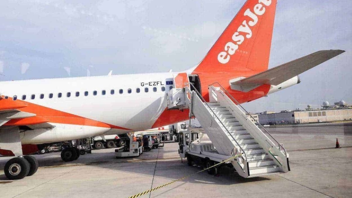 Galleria jet easyJet at aeroporto, scaletta di accesso all'aereo, voli low cost, viaggio in aereo, trasporto aereo.