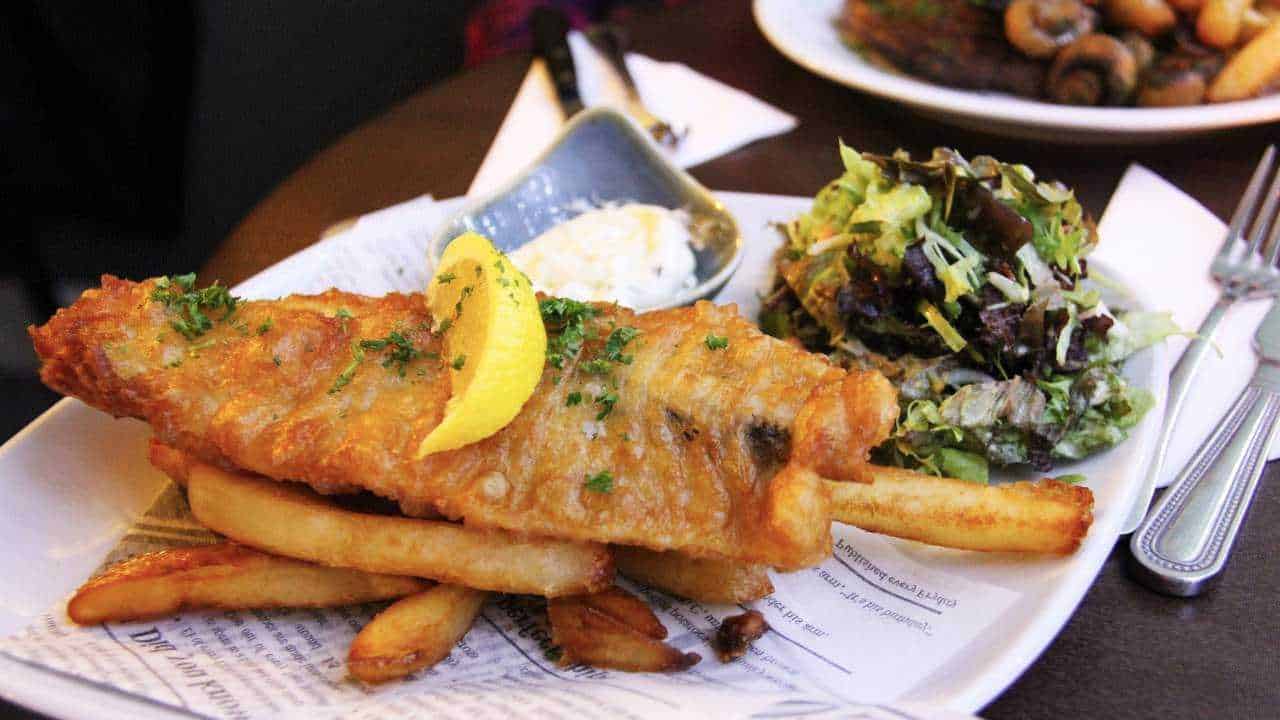 Cucina inglese, i 5 piatti che devi mangiare se vai a Londra 2 File name: pesce_fritto_con_patate_e_insalata.jpg.