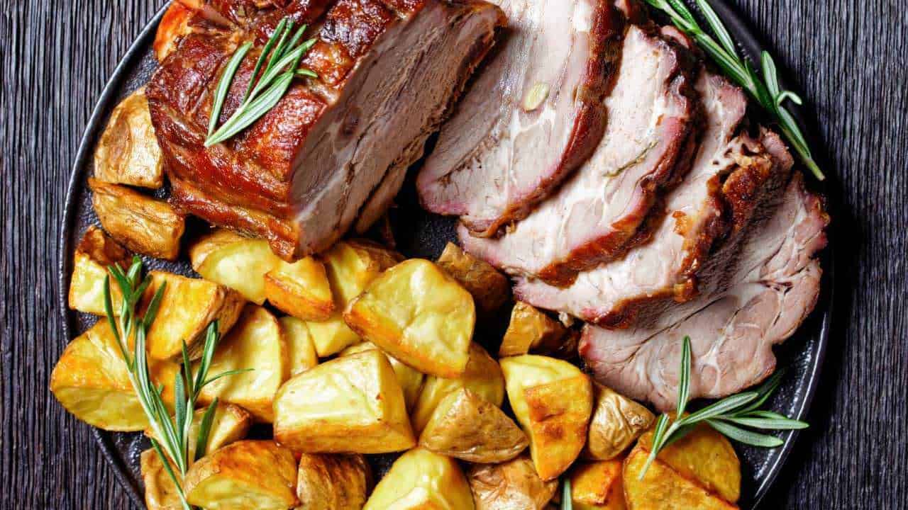 Cucina inglese, i 5 piatti che devi mangiare se vai a Londra 3 File name: arrosto-con-patate-e-rosmarino.jpg.