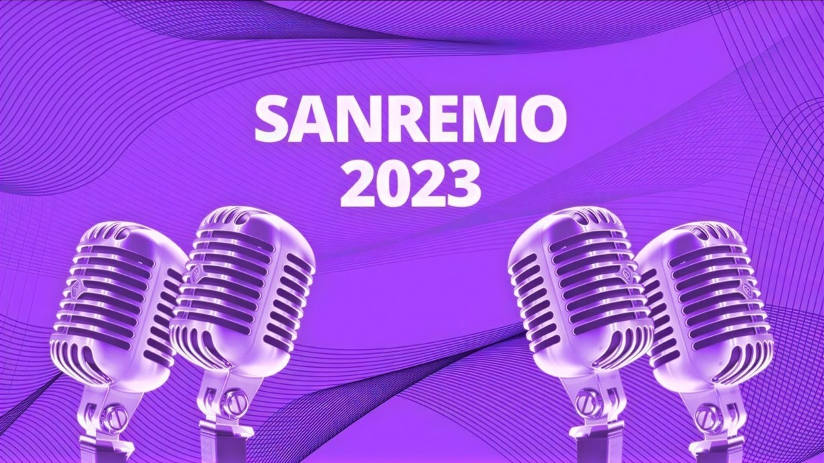 Microfoni vintage in stile retrò con sfondo viola, rappresentano un evento musicale o conferenza a Sanremo 2023.