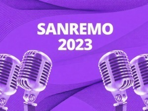 Microfoni vintage in stile retrò con sfondo viola, rappresentano un evento musicale o conferenza a Sanremo 2023.