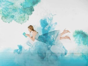 Ragazza che legge un tablet, immersa in un'opera d'arte digitale con sfumature di blu e verde, simbolo di creatività e tecnologia.