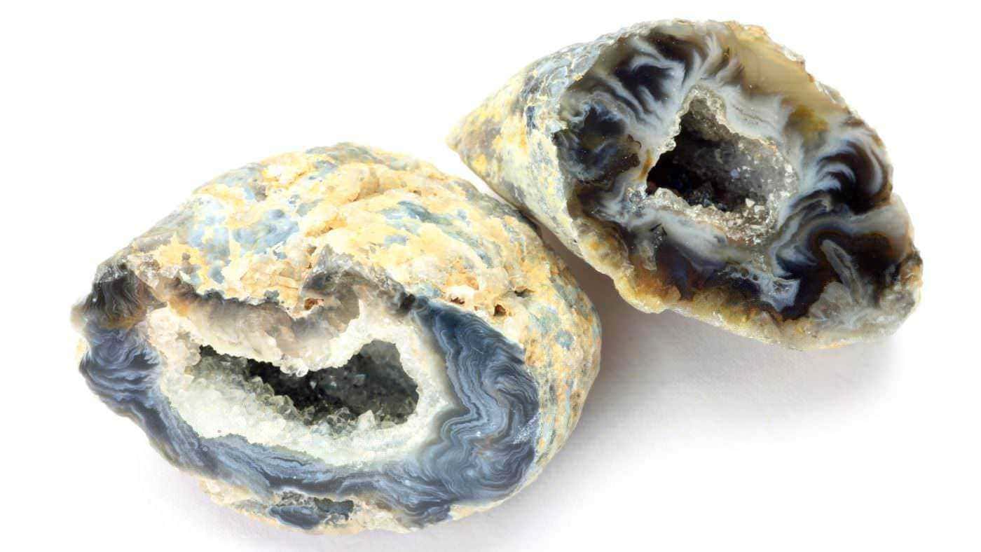 Geodi di onice con cristalli cave, pietre naturali ornamentali, esempio di minerali decorativi, perfetti per collezioni e decorazioni, su sfondo bianco per appunti sul blog.