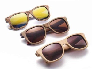 Occhiali da sole in legno con lenti colorate, stile eco-friendly e moda sostenibile, perfetti per proteggere gli occhi con design alla moda, da uso quotidiano o per il tempo libero.