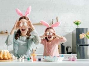 Uova di Pasqua decorate con sorpresa, decorazioni pasquali e tavolo con dolci e uova di cioccolato, perfetti per celebrare la festa di Pasqua in famiglia.