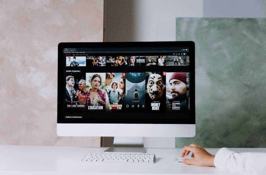 Film streaming e piattaforma di intrattenimento digitale su computer desktop, catalogo di film e serie TV.
