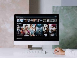 Film streaming e piattaforma di intrattenimento digitale su computer desktop, catalogo di film e serie TV.