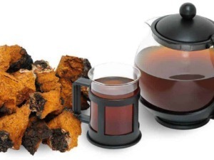 Fritture di pollo e cioccolato con teiera e bicchiere di tè caldo, ideale per merenda o colazione gustosa. Perfetta per gli amanti del cibo tradizionale e delle bevande calde.