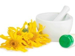 Misce di erbe e prodotti naturali per il benessere, tra cui un mortaio bianco, fiori di calendula gialli, e oli essenziali in tubo. Ideale per trattamenti di medicina naturale e rimedi fitoterapici.