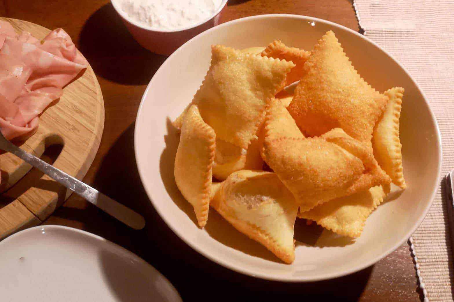 Crocchette di pasta fritta fatte in casa, perfette per un antipasto gustoso e sfizioso, ideale per appunti sul blog dedicati alla cucina italiana e ricette tradizionali.