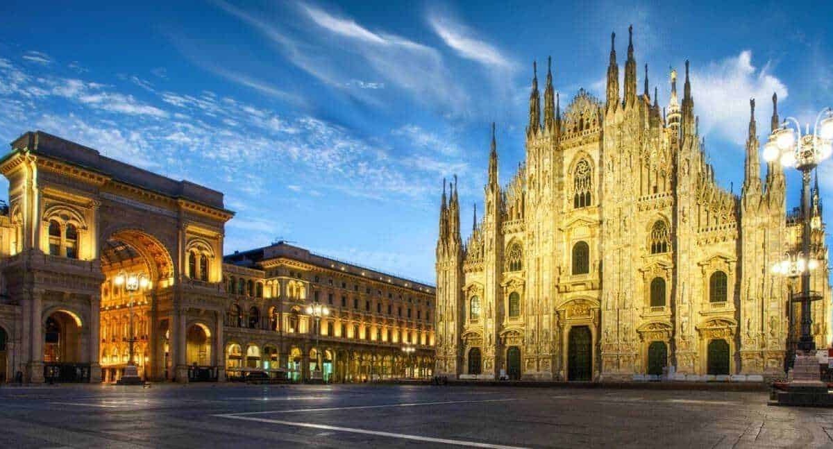 Grandes torri e facciata della cattedrale di Milano con cielo serale e luci urbanistiche, monumento storico e simbolo della città, recentemente restaurata e molto fotografata.