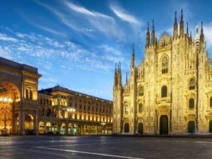 Grandes torri e facciata della cattedrale di Milano con cielo serale e luci urbanistiche, monumento storico e simbolo della città, recentemente restaurata e molto fotografata.