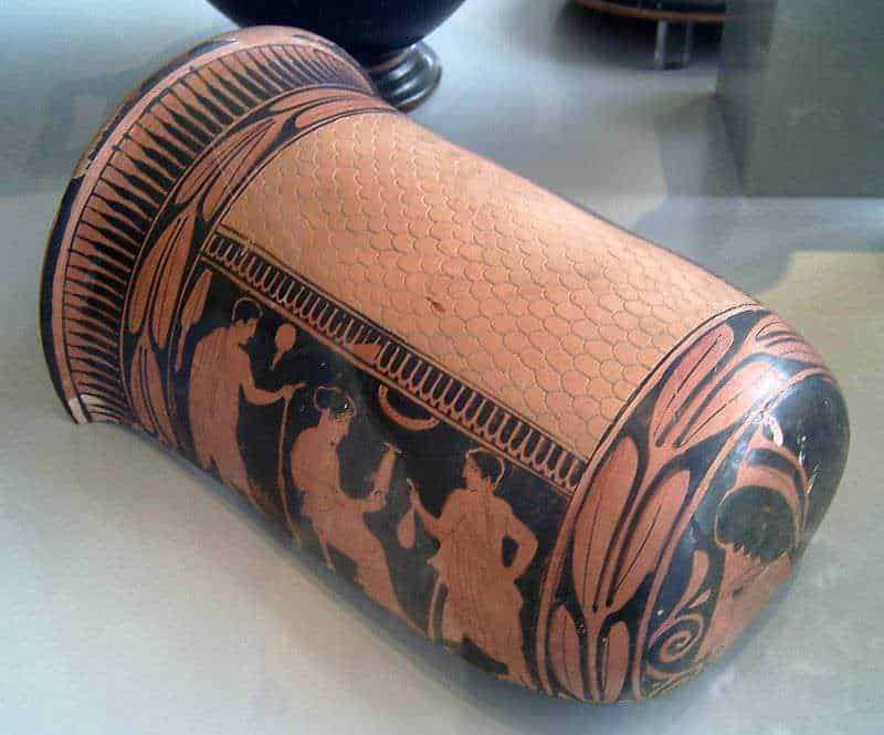Vaso in ceramica decorato con motivi classici e figure umane stilizzate, ispirato all'arte dell'antica Grecia, perfetto come complemento d'arredo per ambienti eleganti e raffinati.