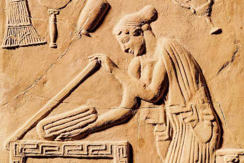 Famosa scultura in rilievo dell'antica Mesopotamia che raffigura un artigiano al lavoro con strumenti tradizionali. Un esempio di arte e cultura dell'antichità, rappresentando la vita quotidiana e le tecniche artigianali dell'epoca.