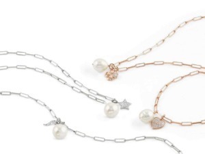 Collane con perle e charms in argento e oro rosa su sfondo bianco elegante e minimalista, perfette per accessori moda femminili raffinati e di classe.