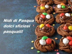 Delizie di Pasqua con biscotti al cioccolato decorati con caramelle colorate e confetti pasquali, perfetti per celebrare le festività primaverili.