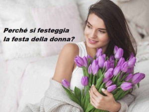 Femminile che tiene un mazzo di tulipani viola, promuovendo la celebrazione della festa della donna con un sorriso e atmosfera calma e felice.
