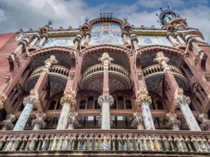 Facciata dell'arte modernista Casa Batlló a Barcellona, riconoscibile per le sue colonne e decorazioni colorate, simbolo dell'architettura di Antoni Gaudí.