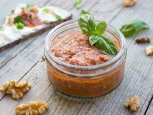 Salsa di pomodoro fatta in casa con basilico fresco in barattolo, su sfondo di legno rustico, ideale per condire pasta o bruschette.