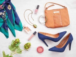 Scarpe con tacco blu, borsa in pelle beige, sciarpa colorata, profumo, smalto, collana, bracciale, rossetto e cipria, perfetti accessori moda per look femminili eleganti e di tendenza.